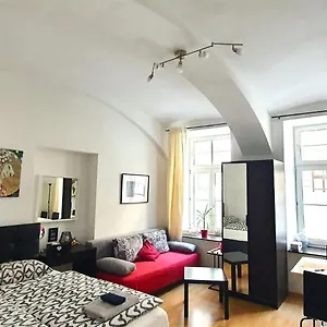 Msq Diana - 10 Min From Center - Free Coffee And Tea - High Speed Internet Wien