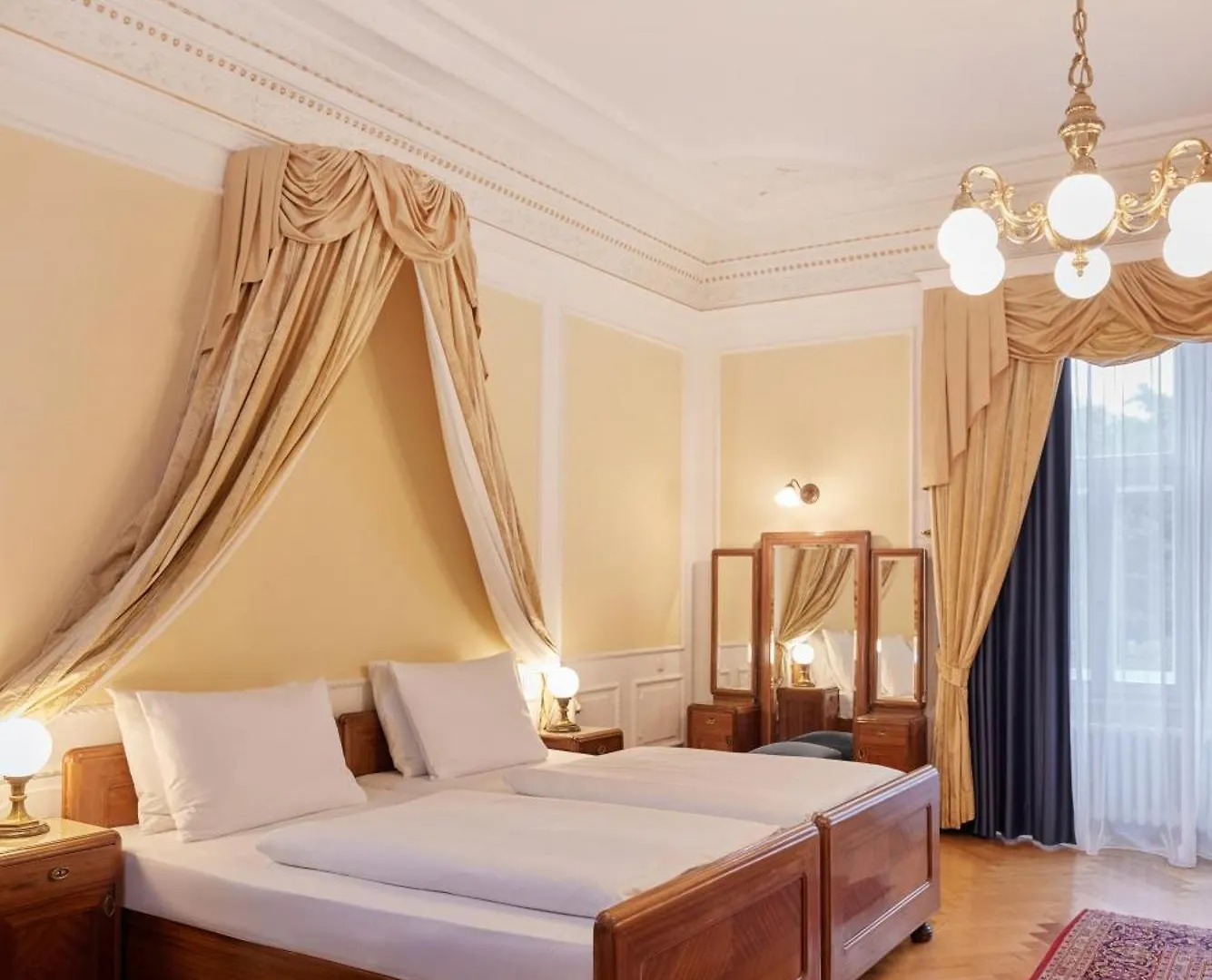 וינה Hotel Regina