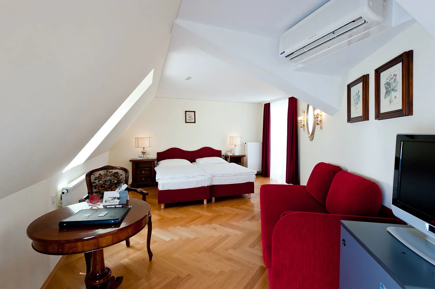 וינה Hotel Regina